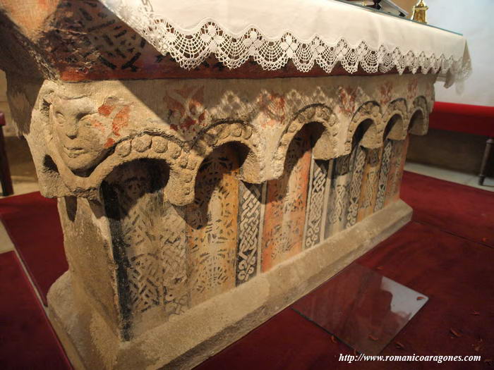 DETALLE DE LA ESCULTURA DEL ÁNGULO DEL ALTAR